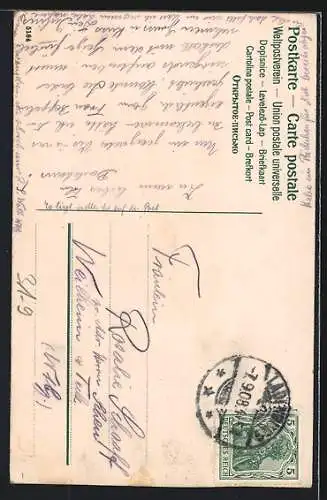 AK Mann spielt auf einer Gitarre ein Geburtstagsständchen