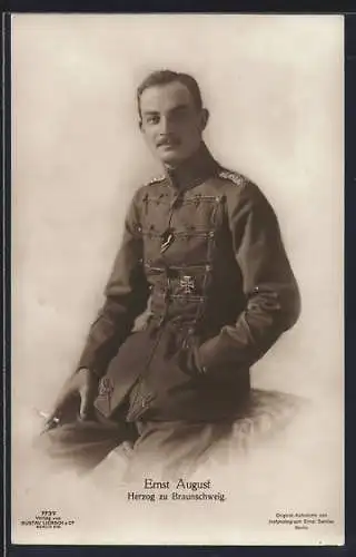 AK Ernst August Herzog von Braunschweig mit Zigarette in der Hand