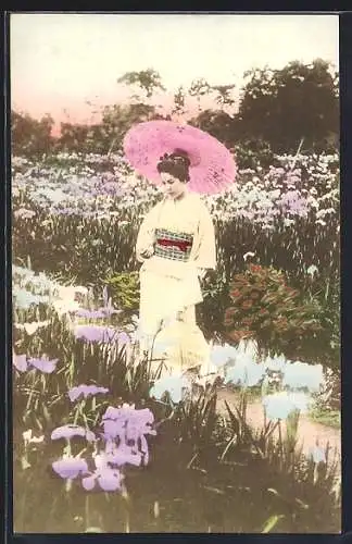 AK Geisha mit Schirm auf einem Blumenfeld