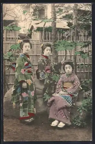 AK Drei Geishas im Garten sitzend