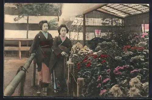 AK Zwei Japanerinnen in Kimonos an einem Blumenstand