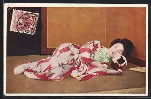 AK Schlafende Japanerin in einem Zimmer auf dem Boden