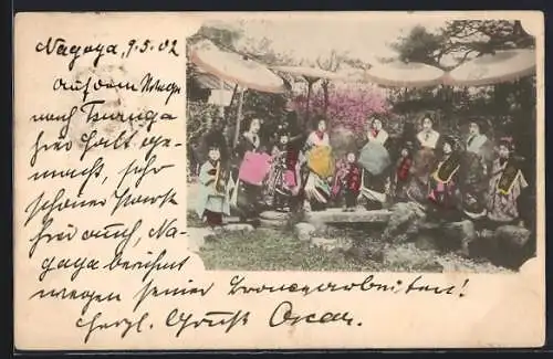 AK Japanerinnen und Kinder unter Schirmen in einem Garten