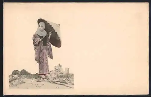 AK Junge Japanerin mit Kopftuch und Schirm in einer kahlen Landschaft