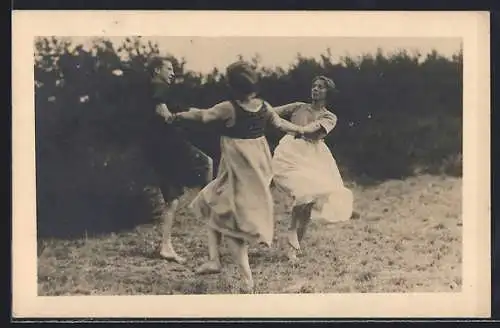 AK Ein Mann und zwei Frauen tanzen zusammen