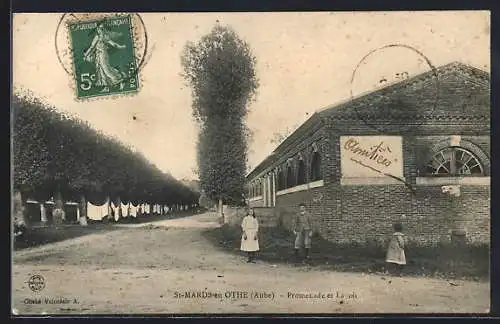 AK Saint-Mards-en-Othe, Promenade et la voie avec enfants et bâtiment en briques