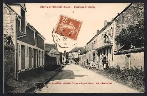 AK Rigny-le-Ferron, Faubourg St-Martin avec rue animée et bâtiments historiques