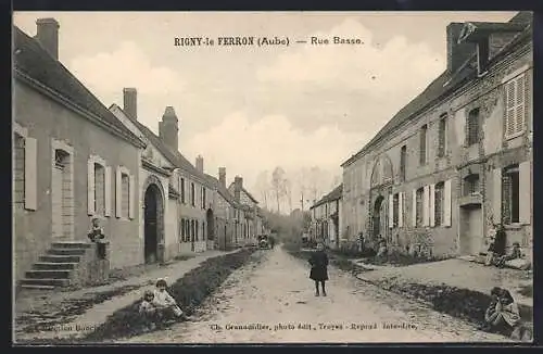 AK Rigny-le-Ferron, Rue Basse avec habitants devant les maisons