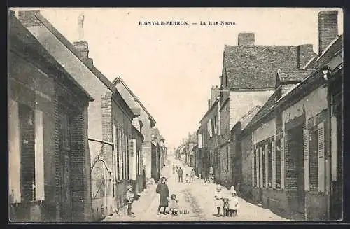 AK Rigny-le-Ferron, La Rue Neuve animée par des passants et des enfants jouant