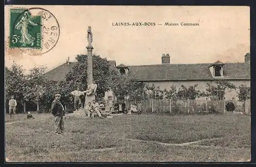 AK Laines-aux-Bois, Maison Commune avec statue et villageois dans le jardin