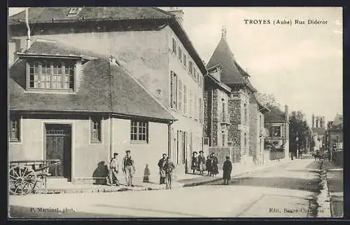 AK Troyes, Rue Diderot avec passants et architecture historique