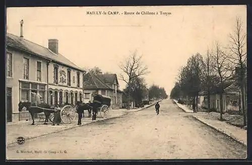 AK Mailly-le-Camp, Route de Châlons à Troyes avec calèches et piéton