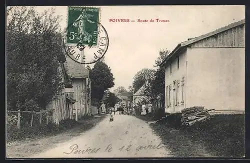 AK Poivres, Route de Trouan avec villageois et maisons rurales