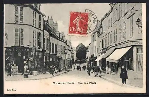 AK Nogent-sur-Seine, Rue des Ponts animée avec passants et commerces