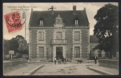 AK Nogent-sur-Seine, La Caisse d`Épargne et passants devant le bâtiment