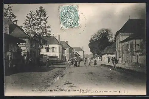 AK Nogent-sur-Aube, Grand Rue animée avec passants et bâtiments historiques