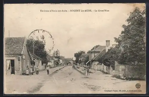 AK Nogent-sur-Aube, La Grand`Rue animée avec habitants et maisons typiques