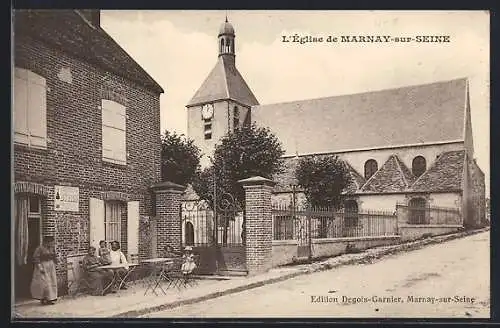 AK Marnay-sur-Seine, L`Église et la rue animée avec des habitants assis devant une maison