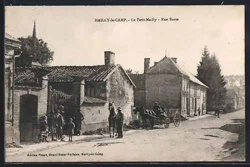 AK Mailly-le-Camp, Le Petit-Mailly, Rue Basse avec passants et calèche