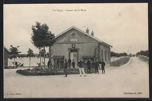 AK le Camp, Bureau de la Place avec des soldats devant le bâtiment