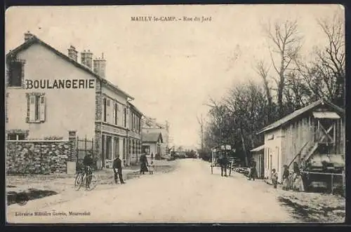 AK Mailly-le-Camp, Rue du Jard avec boulangerie et passants