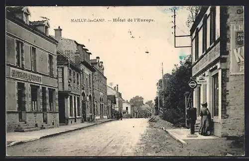 AK Mailly-le-Camp, Hôtel de l`Europe et rue animée avec passants