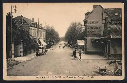 AK Mailly-le-Camp, Entrée du Camp avec cyclistes et piétons