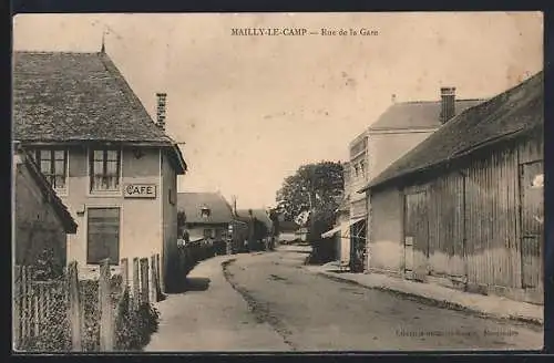 AK Mailly-le-Camp, Rue de la Gare et café sur le coin