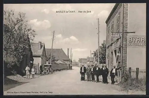 AK Mailly-le-Camp, Rue du Jard animée avec café et passants