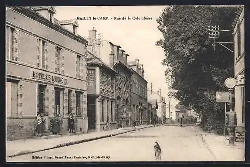 AK Mailly-le-Camp, Rue de la Colombière avec l`Hôtel de l`Europe et passants
