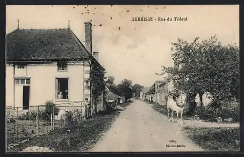 AK Herbisse, Rue du Tilleul avec cheval et maisons rurales