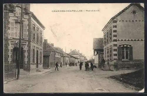 AK Grandes-Chapelles, Rue d`Arcis animée avec passants et bâtiments en brique