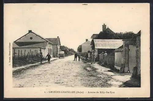 AK Grandes Chapelles, Avenue de Rilly-Ste Syre avec passants et maisons rurales