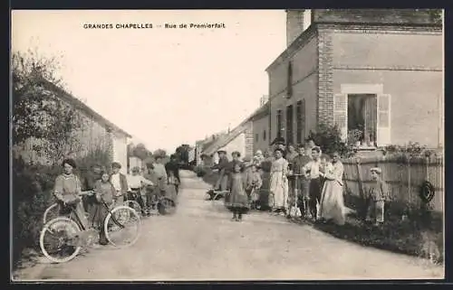 AK Grandes Chapelles, Rue de Premierfait avec habitants et vélos