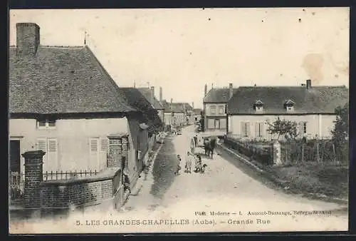 AK Les Grandes-Chapelles, Grande Rue animée avec maisons et passants