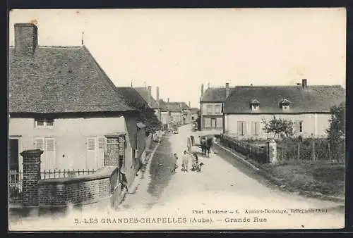 AK Les Grandes-Chapelles, Grande Rue avec charrette et passants