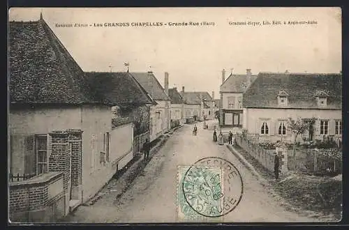 AK Les Grandes Chapelles, Grande Rue avec maisons et passants