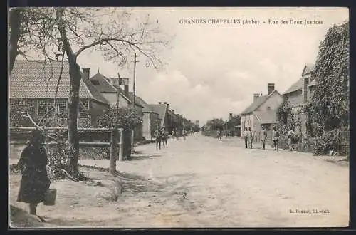 AK Grandes Chapelles, Rue des Deux Justices avec passants et maisons