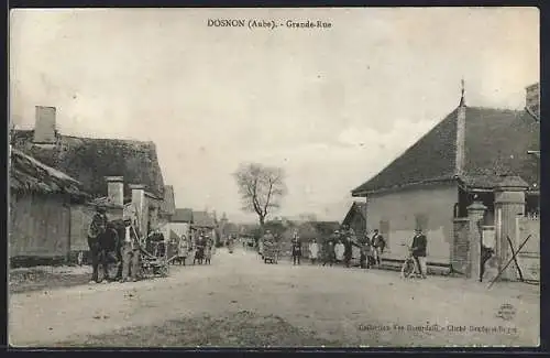 AK Dosnon, Grande-Rue animée avec passants et chevaux