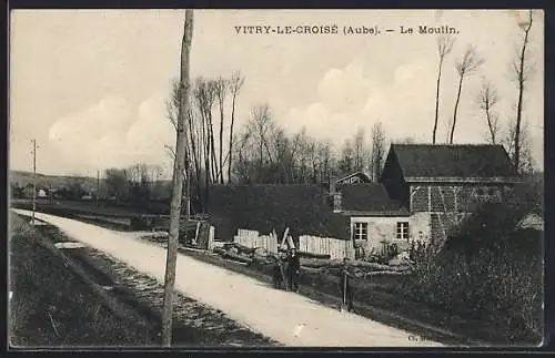 AK Vitry-le-Croisé, Le Moulin et la route bordée d`arbres
