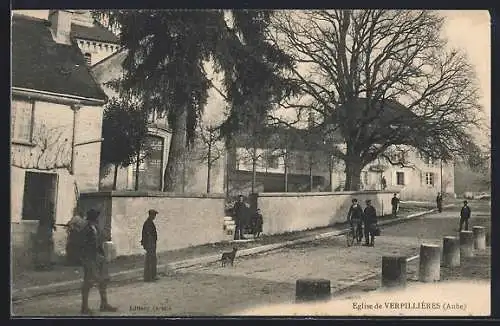 AK Verpillières, Église et rue animée avec habitants et arbres majestueux