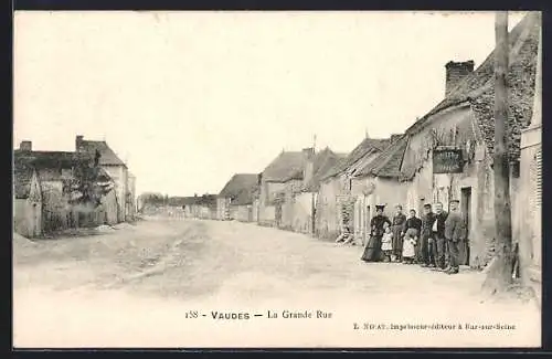 AK Vaudes, La Grande Rue avec des habitants posant devant les maisons