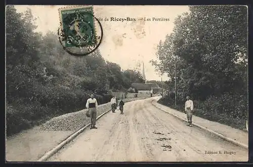 AK Ricey-Bas, Route des Perrières avec promeneurs sur la route boisée
