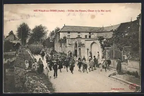 AK Neuville-sur-Seine, Défilé des Bleuets: Classe 17, 9 Mai 1916