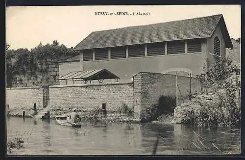 AK Mussy-sur-Seine, L`Abattoir avec homme en canoë sur la rivière