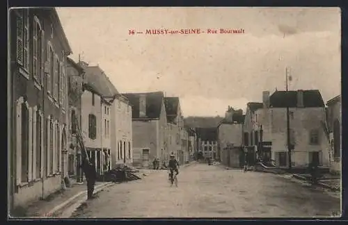 AK Mussy-sur-Seine, Rue Boursault animée avec des passants et cycliste