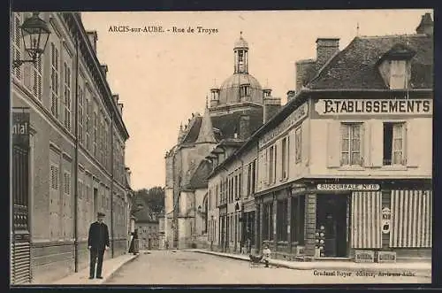AK Arcis-sur-Aube, Rue de Troyes avec établissements et bâtiments historiques