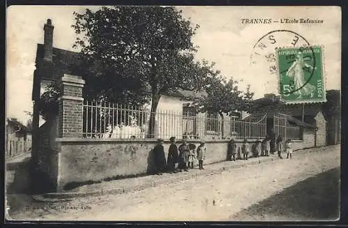 AK Trannes, L`École Enfantine avec des enfants jouant devant l`école
