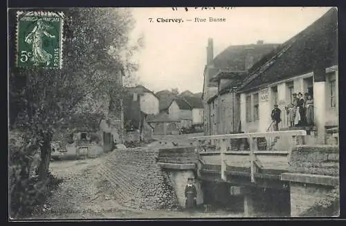 AK Chervey, Rue Basse avec pont et habitants devant les maisons