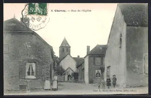 AK Chervey, Rue de l`Église avec vue sur l`église et passants